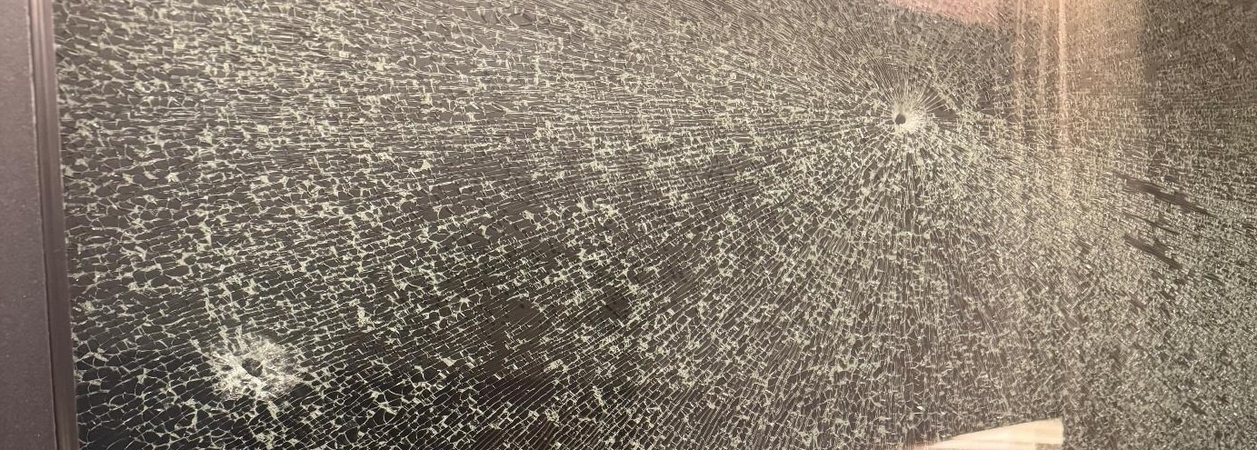 Uszkodzona szyba w apartamencie po ostrzale